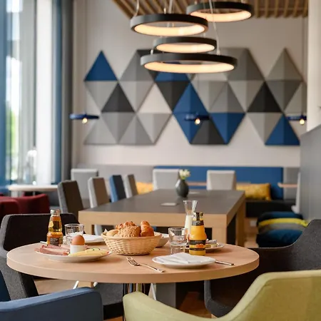 Express - By Ihg מלון